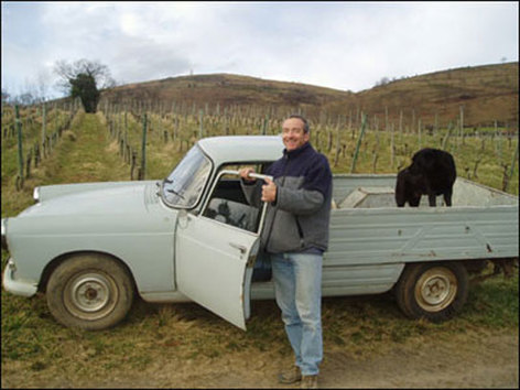 Picture of Peio Espil winemaker at his car
